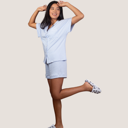 Pijama Set Cielo de Algodón Pima – Manga Corta & Short Rayas Celeste